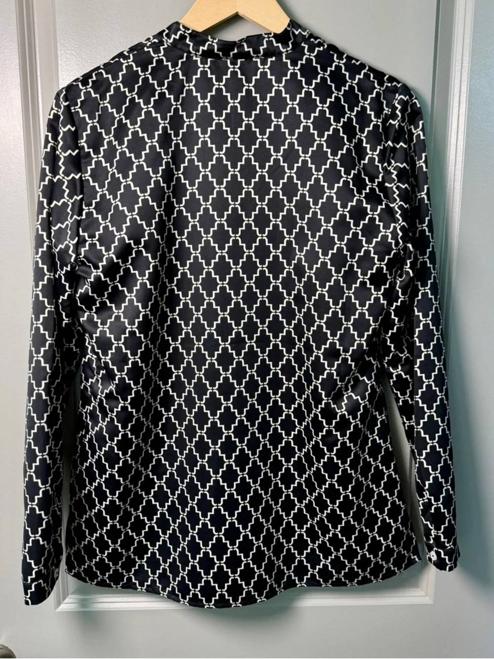 Brooks Brothers “346” Satin Geo Print Blouse Preppy | Black & White | Size 8 - Picture 4 of 7